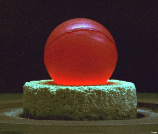 崩壊熱で赤熱する原子力電池用のプルトニウム238